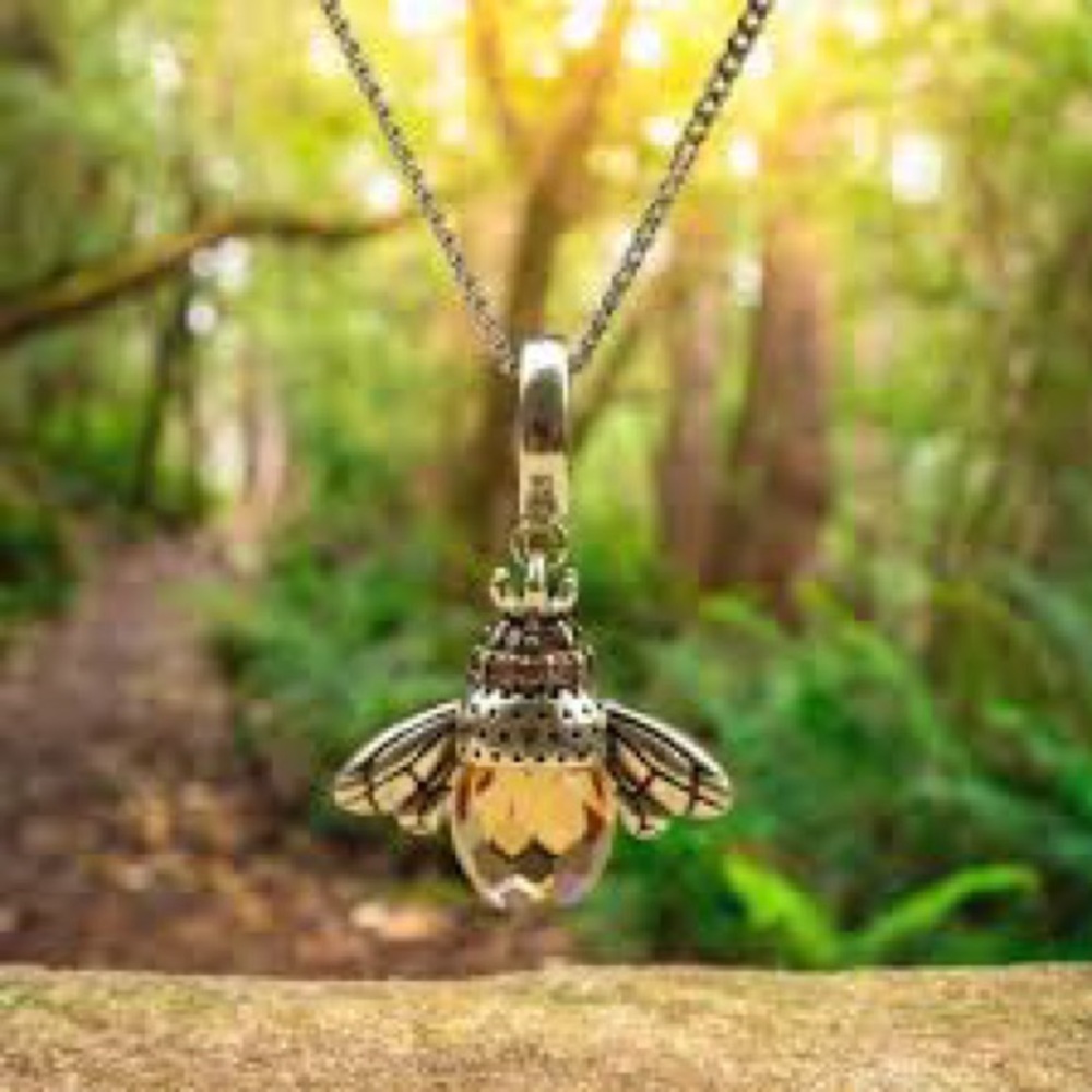 NWT Honeybee Pendant with honeycomb bail and Matching Earrings - Picture 3 of 10
